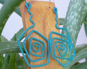 Pendientes de espiral martillados en varios colores, espiral roja, espiral de cobalto, espiral de cardenillo, espirales de cobre, espirales pintadas, pendiente de telaraña