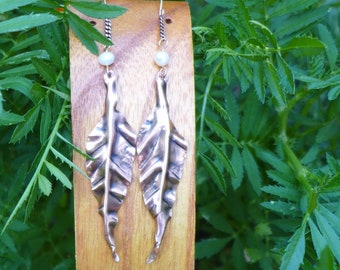 Pendientes de boda con hojas plegadas y perlas, pendientes de boda, pendientes de hojas plegadas, pendientes de hojas de orfebrería, pendientes de hojas de perla y latón