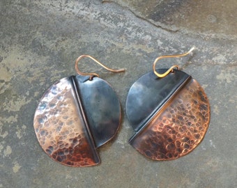 Pendientes de cobre con pliegues diagonales, pendientes de cobre con pliegues asimétricos, pendientes de disco de cobre texturizado, pendientes de cobre martillado artesanalmente.