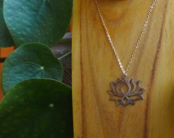 Collar de flores de loto, collar de flores de loto de latón, colgante de loto, colgante de loto aserrado a mano, flor de loto recortada de metal, collar de loto