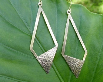 Pendientes triangulares de latón con textura geométrica, pendientes con forma de diamante perforados a mano, pendientes triangulares artesanales, metalistería con forma de diamante.