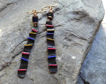 Pendientes abstractos plegados, pendientes negros artísticos con pliegues y reflejos de colores primarios, pendientes negros + colores primarios con cuentas de vidrio negras.