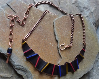 Collar de media luna pintado abstracto, media luna plegada, negro + colores primarios collar de media luna plegada, martillado artesanal + collar doblado
