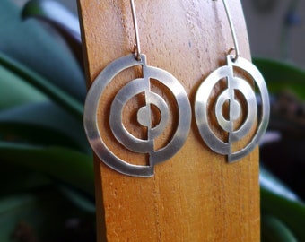 Pendientes laberínticos de latón, pendientes circulares modernos, pendientes circulares geométricos, círculos recortados de latón, pendientes geométricos aserrados a mano