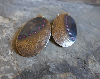 Pendientes ovalados de latón con textura asimétrica y rojo, pendientes ovalados de latón, pendientes ovalados con textura, latón y rojo, pendientes artesanales de latón