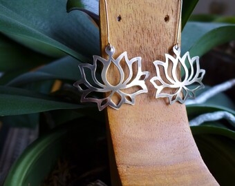 Pendientes de flor de loto de latón, pendientes de hoja de loto, pendientes de hoja de loto recortada, flor de loto cortada a mano en metal, flores de loto