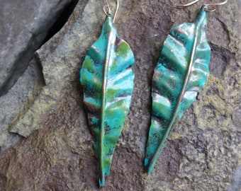 Pendientes de hoja verdigris, pliegue formado, pintado a mano, pendientes de hoja de pátina verdigris, pendientes de hoja de pátina