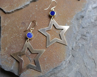 Pendientes de estrella con lapislázuli, aros de estrella, estrellas de lapislázuli, estrella perforada a mano, pendiente de latón y lapislázuli, pendiente de estrella recortada, estrella de lapislázuli