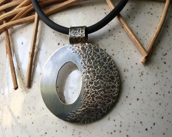 Colgante de luna, colgante de cráter lunar de latón, collar de luna texturizado, colgante de luna con cordón, colgante de media luna