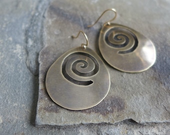 Pendientes de corte en espiral, pendiente de lágrima de latón con espiral, pendientes de espiral de lágrima, pendientes de lágrima de latón, pendientes de escudo con espiral