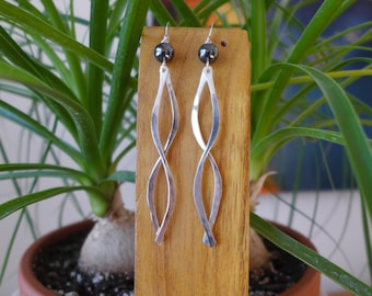 Pendientes de boda de plata de ley y piedras preciosas con diseño infinito, pendientes de boda de plata de ley, plata de ley martillada, pendientes de piedras preciosas y plata de ley.