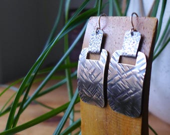 Pendientes rectangulares de latón y plata, pendientes de metales mixtos, pendientes rectangulares texturizados, pendientes rectangulares de metalsmith