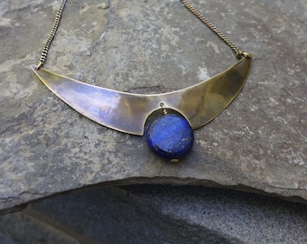 Media luna de latón con lapislázuli o crisocola, collar de media luna martillado con piedra preciosa, collar de media luna de latón orfebre artesanal versátil