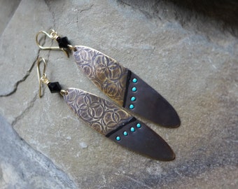 Pendientes largos ovalados parcialmente texturizados con turquesa, pendientes ovalados diagonales, pendientes ovalados de latón, latón y turquesa, pendientes artesanales de latón.