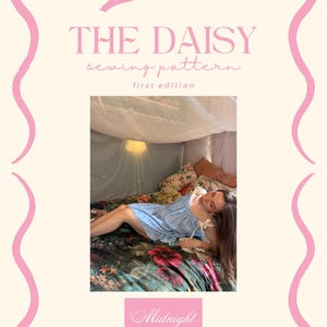 Puede incluir: El patrón de costura The Daisy, primera edición, se muestra sobre un fondo beige claro con un diseño de lazo rosa. La imagen presenta a una mujer con un vestido azul con detalles florales blancos, acostada en una cama con un edredón con estampado floral. El logotipo de Midnight Princess es visible.