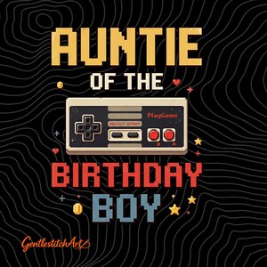 Op de afbeelding: Zwart grafisch ontwerp met de tekst "AUNTIE OF THE BIRTHDAY BOY" in gele en rode pixellettertypen. Een retro videogamecontroller staat in het midden. Het ontwerp bevat sterren, harten en munten.