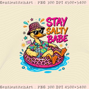 Peut inclure: Une illustration graphique d'un canard jaune portant des lunettes de soleil noires et un bob à motif léopard rose, flottant dans une bouée léopard rose sur l'eau bleue. Le canard porte une chemise tropicale et tient une boisson avec le texte STAY SALTY BABE.