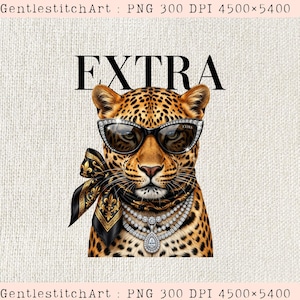 Op de afbeelding: Een digitale illustratie van een luipaard met een zwarte cat-eye zonnebril met strass-randen, een zwart-gouden sjaal met patroon en een diamanten ketting met meerdere strengen. Het woord EXTRA staat in een groot zwart lettertype erboven.