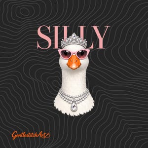 Peut inclure: Illustration d'une oie portant une tiare, des lunettes de soleil roses et un collier de diamants. Le mot "SILLY" est écrit en rose au-dessus de l'oie. Le fond est noir avec un motif ondulé.