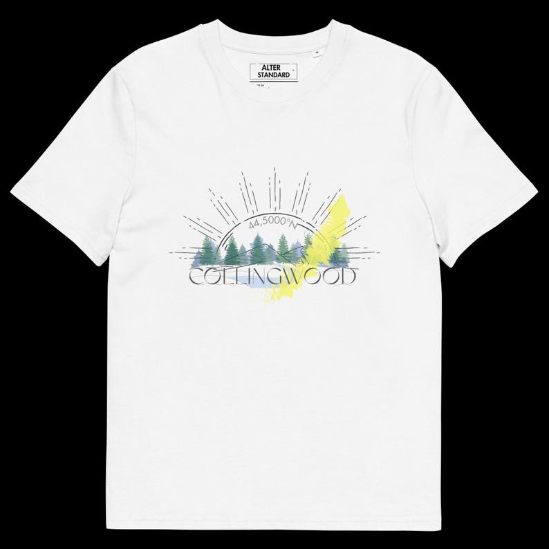 Pode incluir: Uma t-shirt branca de manga curta com uma impress&atilde;o gr&aacute;fica de pinheiros verdes, um toque de aguarela amarela e um design de raios de sol. O texto diz 44.5000&deg;N e COLLINGWOOD. A etiqueta interior exibe o texto ALTER STANDARD.