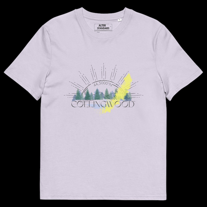 Pode incluir: Uma t-shirt de manga curta em roxo claro com um gr&aacute;fico de pinheiros verdes, um sol radiante e o texto "COLLINGWOOD" com "44.5000&deg;N" impresso acima. O design inclui um detalhe de pincelada amarela atr&aacute;s do texto e das &aacute;rvores.