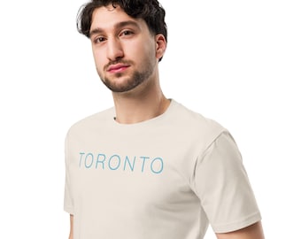 トロントのタイポグラフィプリント（ミストブルー）｜お揃いのボーンTシャツ｜ミニマルな故郷シリーズ
