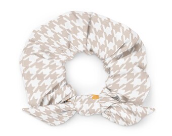 Milk Tea Beige Klassisches Hahnentritt Recycled Scrunchie | French Chic Haarschmuck, Neutral Pferdeschwanz Inhaber