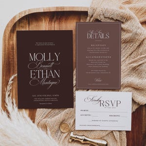 Può includere: Un set di partecipazioni di nozze con un biglietto d'invito marrone scuro con una scritta bianca elegante, un biglietto di dettagli e un biglietto RSVP bianco. Il set include un sigillo di cera dorato e un timbro dorato. L'invito include i nomi Molly ed Ethan.