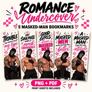 Könnte beinhalten: Ein Set aus fünf vertikalen Lesezeichen mit dem Titel Romance Undercover, die muskulöse Figuren mit schwarzen Totenkopfmasken, Handschuhen und taktischen Hosen zeigen. Jedes Lesezeichen enthält rosa Herzakzente und Texte wie Trouble has always been my type, My soulmate wears a mask obviously, Good girls love masked men, Masked men make boring days better und A masked man can fix my attitude.
