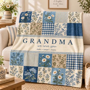 Puede incluir: Una manta suave con un diseño de patchwork de patrones florales azules y blancos, cuadros vichy y rayas. El centro incluye el texto "GRANDMA we love you" seguido de los nombres "Justin", "Juniper" y "Jessica".