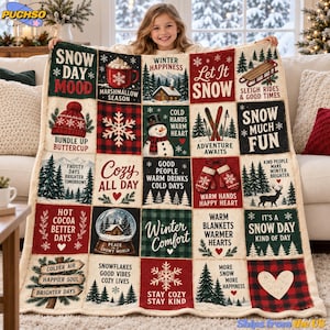 Puede incluir: Una manta de forro polar con múltiples paneles de temática invernal en colores rojo, verde y crema. El diseño de cuadrícula muestra varias ilustraciones navideñas, incluyendo un muñeco de nieve, una taza de cacao, manoplas y texto.
