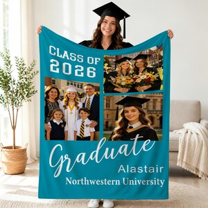 Pode incluir: Um cobertor de formatura turquesa com fotos e texto branco "Classe de 2026" e "Graduado Alastair Northwestern University". Uma pessoa com chapéu de formatura segura o cobertor.