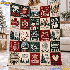 Könnte beinhalten: Eine rechteckige Wohndecke mit Patchwork-Design, die verschiedene winterliche Illustrationen und Schriftzüge wie Snow Day Mood, Let It Snow, Cozy All Day und Winter Comfort in den Farben Rot, Grün, Schwarz und Weiß zeigt.
