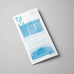 Peut inclure: Brochure blanche avec texte bleu et images architecturales. Le titre "Modern" est bien en évidence, avec le texte "Z.T." et le numéro "1". La brochure présente un design épuré et minimaliste.