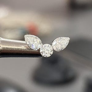 Kolczyki z płaskimi zapięciem w kształcie klastra diamentów hodowanych laboratoryjnie – 14-karatowe złoto, labret z wewnętrznym gwintem – biżuteria z diamentami w kształcie gruszki do przekłuwania helisy, muszli i tragusa