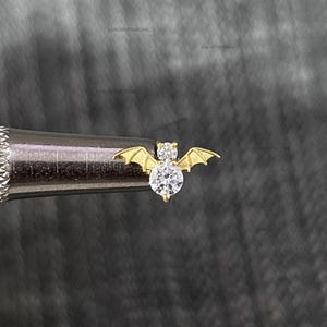 14 kt massief gouden vleermuis uit het lab gegroeide diamanten labret labret • Kleine vleermuis-tragusoorbel • Gothic helix-piercing • Spooky Conch-sieraden