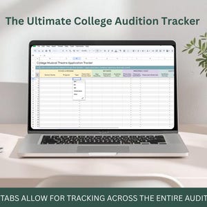 Puede incluir: Un portátil muestra una hoja de cálculo titulada "College Musical Theatre Application Tracker". La pantalla muestra una tabla con columnas para la escuela, el programa y las fechas de audición. El texto en la parte superior dice "The Ultimate College Audition Tracker". Debajo, el texto dice "10 DIFFERENT TABS ALLOW FOR TRACKING ACROSS THE ENTIRE AUDITION PROCESS."