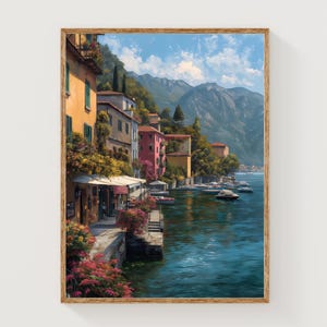 Può includere: Una stampa artistica verticale incorniciata che raffigura una scena di un villaggio costiero italiano con edifici colorati gialli e rosa, montagne verdi lussureggianti sullo sfondo e piccole barche che galleggiano su acqua blu profondo.