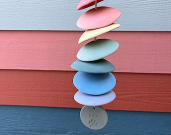 Campana conmemorativa personalizada para mascotas: campana de arcoíris + dije personalizado con el nombre de tu mascota