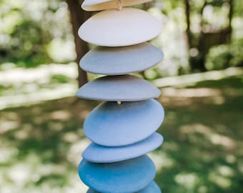 Campanas de viento de cerámica en marfil, gris, violeta y cobalto: campanas de viento de gres de colores
