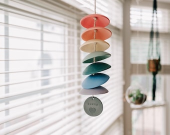 Regalo de recuerdo personalizado: campana de arcoíris + dije personalizado con el nombre de su ser querido y un sello de corazón para conmemoración o duelo