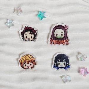 4er Set|| Anime Demon Slayer - 2-4 cm Acryl Pin, Sword Fighter Anime, niedliche Action-Ästhetik, weiße Rückseite, Ita Bag Zubehör