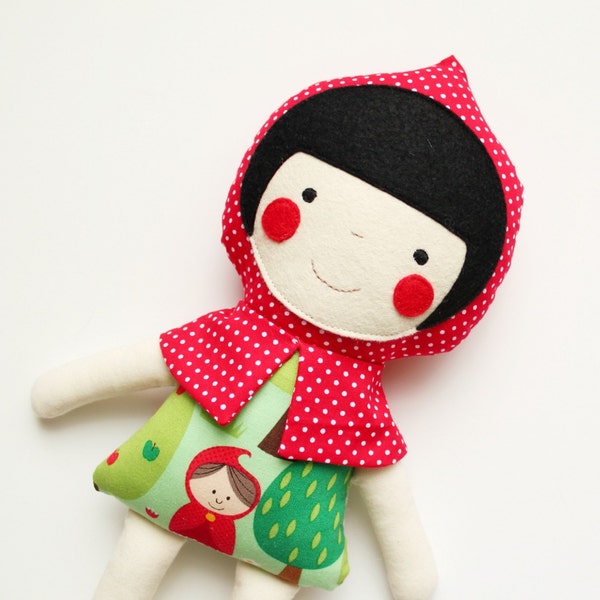 Mini poupée de Red Riding Hood. Poupée de chiffon pour bébé et enfant en bas âge. Poupée de tissu. Poupée de chiffon. Jouet en peluche. Cadeaux pour bébés et petites filles.