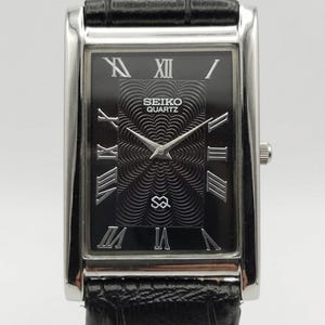 Seiko rechthoekig zilverkleurig quartzhorloge met zwarte wijzerplaat en leren band