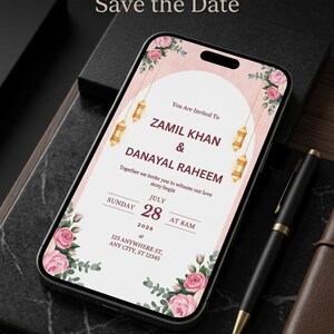 Puede incluir: Una invitaci&oacute;n digital de tipo save the date en la pantalla de un smartphone, decorada con rosas rosadas, hojas verdes y linternas doradas. El texto dice: You Are Invited To ZAMIL KHAN & DANAYAL RAHEEM, Together we invite you to witness our love story begin, SUNDAY JULY 28 2026 AT 8AM, 123 ANYWHERE ST, ANY CITY, ST 12345.