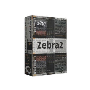 Op de afbeelding: Een witte keramische mok met een zwart handvat en de tekst "But First, Coffee" in een zwarte, vette letter. De mok staat op een wit oppervlak.