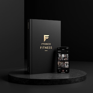 Pode incluir: Um livro preto e um smartphone são exibidos em uma plataforma circular cinza escuro. O livro tem o texto dourado "FTONCO FITNESS" e um logotipo "F" estilizado. A tela do smartphone mostra vídeos de fitness.