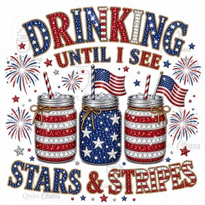 Op de afbeelding: Een patriottisch ontwerp met de tekst "DRINKING UNTIL I SEE STARS & STRIPES". De afbeelding toont drie potten versierd met rood, wit en blauw patronen, Amerikaanse vlaggen en vuurwerk. Perfect voor Independence Day.