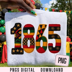 Puede incluir: Una sudadera blanca que presenta el número 1865 en grandes patrones texturizados y multicolores. Los dígitos incorporan diseños geométricos en rojo, negro, amarillo y verde, incluyendo estrellas, dameros y triángulos. El texto Quiet Chaos es visible.