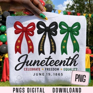 Puede incluir: Una sudadera blanca con tres lazos bordados en rojo, negro y verde. El lazo negro muestra el texto Freedom 1865. Debajo, el texto dice Juneteenth, Celebrate Freedom Equality y June 19, 1865, con detalles de estrellas doradas.